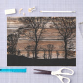 バーンボード上のウッドランドツリーシルエット 薄葉紙 (クラフト)