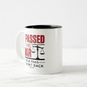 バー試験のおもしろいジョーク合格バー ツートーンマグカップ (正面左)