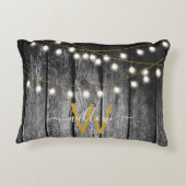 バ素朴ンブラック木材金ゴールドストリングライトモノグラム アクセントクッション (裏面)