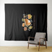 パイに落ちる – コージーオータムカボチャパイデザインC タペストリー (インサイチュ(横))