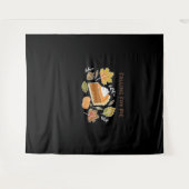 パイに落ちる – コージーオータムカボチャパイデザインC タペストリー (正面(横))