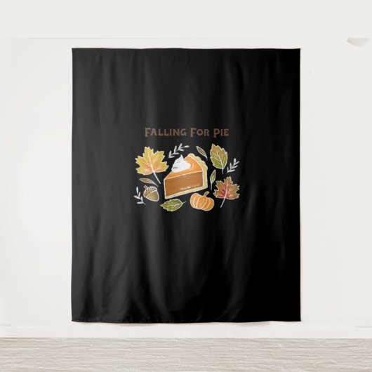 パイに落ちる – コージーオータムカボチャパイデザインC タペストリー (正面)