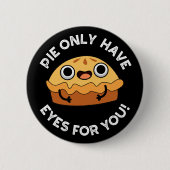 パイのみ目を持って食べおもしろい物プンダークBg 缶バッジ (正面)