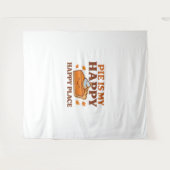 パイは私の幸せな場所 – かわいいカボチャのパイThanksgiv タペストリー (正面(横))