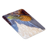 パイナップルが岩に寄り添うビーチ マグネット (右側)