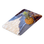 パイナップルが岩に寄り添うビーチ マグネット (左側)