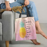 パイナップルの水彩タイポグラフィである トートバッグ<br><div class="desc">Be A Pineapple Tote Bag – 私たちの水色タイポグラフィ引用文アートTote Bag.背景は黄色とピンクの色合いの水色ベースである。パイナップルのイラストレーションは引用文を特徴とする："パイナップルは、背が高く、衣服はクラウンと内側に甘くされる。自分の内面の質感を受け入れたい人のための本当に素晴らしいギフトオプション。保の必需品を持ち、このオリジナルトートバッグで年間のまわりにを通して日当素晴らしたりの良い滞在。ベストセラーの一人！</div>