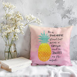 パイナップルの水感動的色のタイポグラフィである クッション<br><div class="desc">Be A Pineapple Pille – 水彩タイポグラフィ引用文アート枕。リビングルームや楽しいエリアで快適に休んでいるときに、すべての物事に対するあなたの愛を思い出しなさい。黄色とピンクの色合いの水彩ベースの背景を持つデザインを特徴とするおいしい枕。引用文とパイナップルのイラストレーション:"パイナップルは、背の高い立ち、衣服の王冠と内側に甘い"枕に印刷。夏に予測できなは家にのまわりに完璧な装飾touchを追加するので、晴れて一年中。また、理想的な引っ越し祝いパーティーや友人や愛する人のための年間のギフトギフトの任意の時間。ベストセラーの一人！</div>