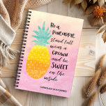 パイナップルの水感動的色のタイポグラフィである プランナー手帳<br><div class="desc">Be A Pineappleのプランナー – この水すごい色タイポグラフィ引用文アートプランナーを提供すスタイリッシュる。背景は、黄色とピンクの色合いの新鮮な水の色のベース。引用文とパイナップルのイラストレーション素晴らし:"パイナップルは、背の高い立ち、衣服はクラウンと内側に甘い。 あなたが重要なイベントを整理している時に、すべての物事に対する愛を思い出させる。でもこのプランナーで一年予測できなを抜け出しのまわりにないでね。トップセラーの一人！</div>