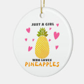 パイナップルを愛する少女 セラミックオーナメント (左)