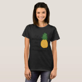 パイナップルを食べる 可愛い フルーツ 熱帯果物 Tシャツ (正面フル)