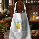 パイナップルタイポグラフィ引用文 スタンダードエプロン<br><div class="desc">Be A Pineappleタイポグラフィ引用文エプロン:引用文とパイナップルのこのイラストレーションを提示:"パイナップルは、背が高く、衣服はクラウンと内側に甘い。 この新鮮なエプロンを使って、すべての物事に対するあなたの愛を思い出させる。嵐を料理しながら自分の内面の質感を受け入れたい友人、家族や同僚のための理想的な贈り物。この予測できなオリジナルのエプロンのまわりにで一年を通して晴れ!ベストセラーの一人!</div>