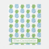 パイナップルチノワセリーブルー名門私立校風のホワイトネーム フリースブランケット (正面)