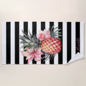 パイナップルハイビスカス，白黒ストライプ ビーチタオル (正面)