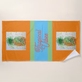 パイナップルフルーツフードトロピカルバイブオレンジライム ビーチタオル (正面)