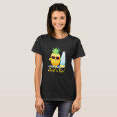 パイナップル – Surfs Up – 夏のビーチ Tシャツ (正面フル)