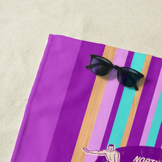 パイプラインサーフボードストライプのハワイアン – バイオレット ビーチタオル (インサイチュ)