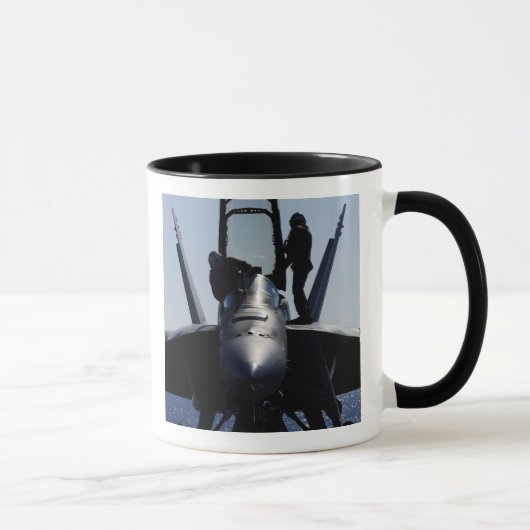 パイロットが飛行前検査を行う マグカップ (右)