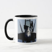 パイロットが飛行前検査を行う マグカップ (左)