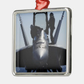 パイロットが飛行前検査を行う メタルオーナメント (左)