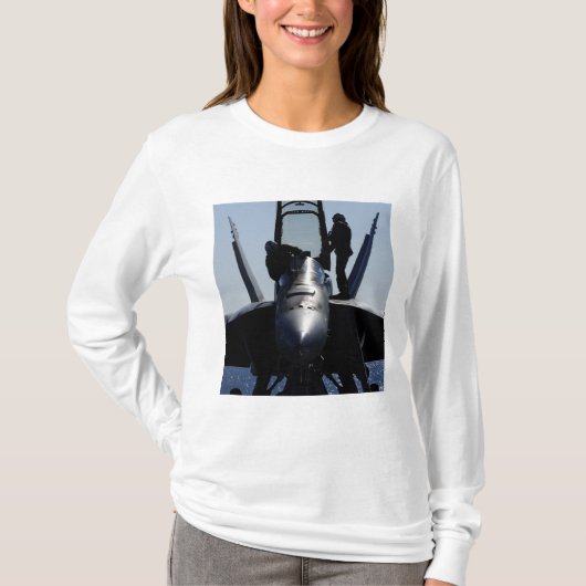 パイロットが飛行前検査を行う Tシャツ (正面)