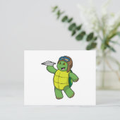パイロットとして紙飛行機に乗るカメ ポストカード (スタンド正面)