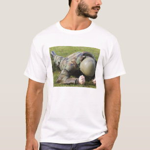 パイロットはぬれた分野を通って這います Tシャツ