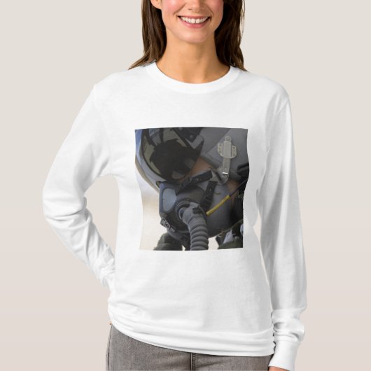 パイロットは彼のA-10 Thunderbolt IIに座る Tシャツ (正面)