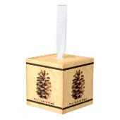 パインコーンオンオールド紙 キューブオーナメント (正面アングル)