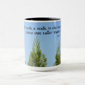 パインツリーズアンドスカイソロー引用文ウッズマグで歩く マグカップ (中央)