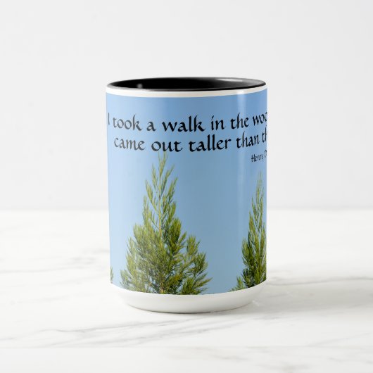 パインツリーズアンドスカイソロー引用文ウッズマグで歩く マグカップ (中央)