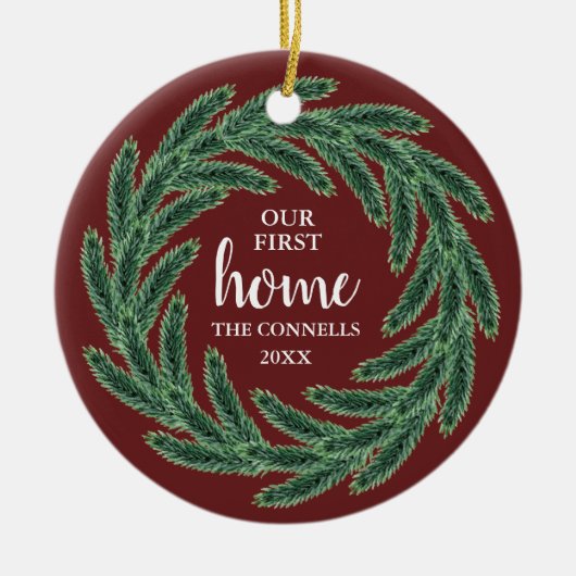 パインリースレッドパーソナライズされたグリーン我々ファーストホーム セラミックオーナメント (正面)