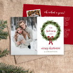 パインリース3写真 |クリスマスレター シーズンカード<br><div class="desc">カスタム手頃カスタマイズ用のテンプレート付きホリシンプルデーフォトカード。このミニマモダンリストデザインは、白い背景に赤い弓を持つ松の枝と松のコーンのリースを特徴としている。あなたの個人的なクリスマスレターと反対側の追加の写真を追加。デザインツールを使用してカスタマイズフォントや色を付けたり、より多くの写真をアップロードして自分のクリスマスフォトユニークカードを作成する。</div>