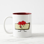 パイ生地を越えるさくらんぼを舐めるチーズケーキ ツートーンマグカップ (左)