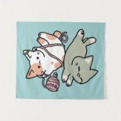 パウズ アンド プレイ - かわいい猫のイラスト タペストリー (正面(横))
