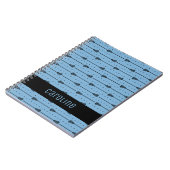 パウダーブルーの黒い棒と点々のある線のパターン ノートブック (左側)