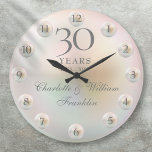 パエレガントール30結婚周年記念 ラージ壁時計<br><div class="desc">美しい真珠が登場するこの30周年記念時結婚計は、真珠パーソナライズされたの背景に特別な真珠の記念日情報が掲載されています。デザイン: Thisisnotme©</div>