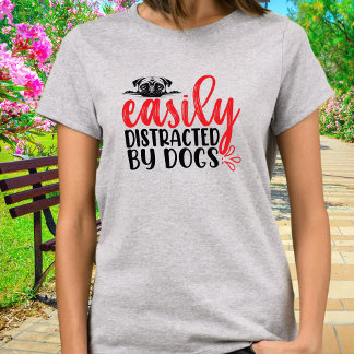パグおもしろい犬に気を取られる Tシャツ