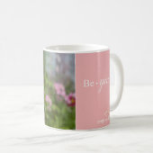 パグおよびキスによる美しいパグのマグ コーヒーマグカップ (正面右)