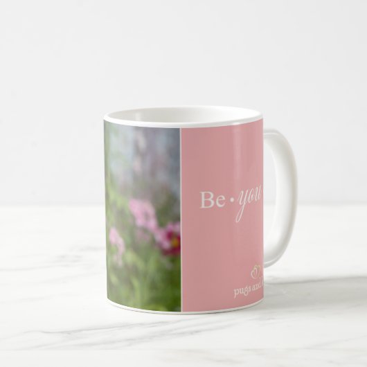 パグおよびキスによる美しいパグのマグ コーヒーマグカップ (正面右)