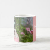 パグおよびキスによる美しいパグのマグ コーヒーマグカップ (中央)