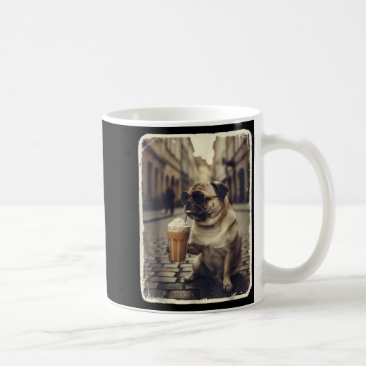 パグがアイスコーヒーを飲むおもしろ動物パグ犬の面白いデザイン メンズ コーヒーマグカップ (右)