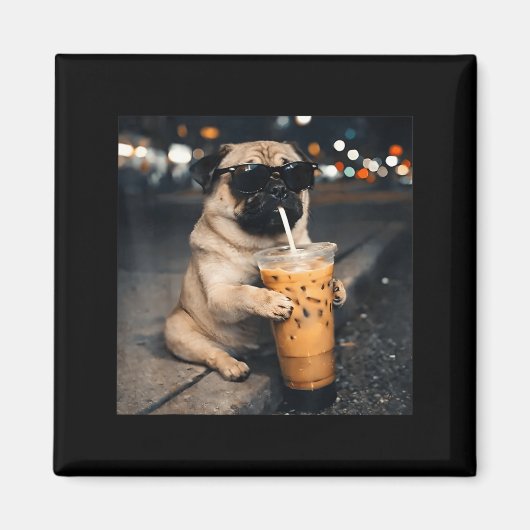 パグがアイスコーヒーを飲む面白い犬のキュートなミーム 冗談 マグネット (正面)