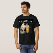 パグがアイスコーヒーを飲む面白い犬のミーム 冗談 Tシャツ (正面フル)