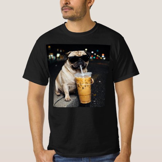 パグがアイスコーヒーを飲む面白い犬のミーム 冗談 Tシャツ (正面)