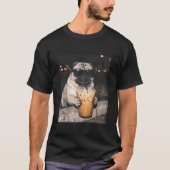 パグがアイスコーヒーを飲む おもしろい犬のミーム Tシャツ (正面)