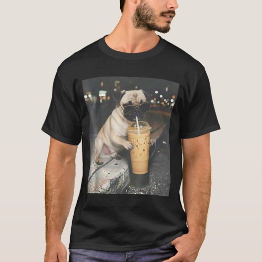 パグがアイスコーヒーを飲む おもしろ動物のミーム 犬 パグ Tシャツ (正面)