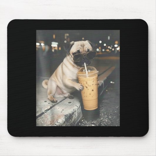 パグがアイスコーヒーを飲む おもしろ動物パグ犬のミーム マウスパッド (正面)