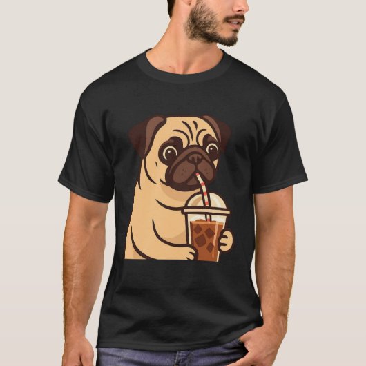 パグがアイスコーヒーを飲む かわいい犬 おもしろい ペット好き Tシャツ (正面)