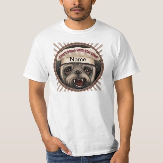 パグがシェフにイタズラ Tシャツ (正面)